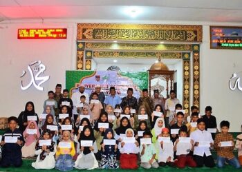 Hendri Septa Serahkan Santunan Pendidikan bagi Anak Yatim Binaan Masjid Agung Nurul Iman