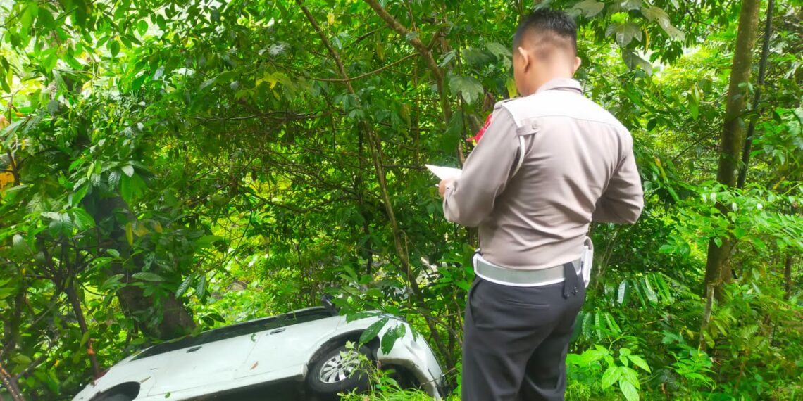 Travel Pasaman-Bukittinggi Terjun ke Jurang di Agam