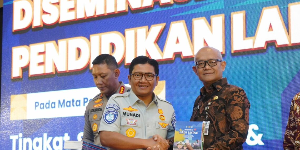 Jasa Raharja dan Korlantas Polri Serahkan Buku Pendidikan Lalu Lintas Kepada Tenaga Pengajar di Jawa Timur