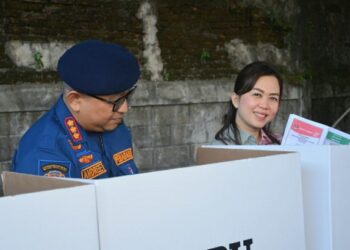 Pakai Seragam Pemadam Kebakaran, Andree Algamar dan Istri Salurkan Hak Pilih di TPS 1 Rimbo Kaluang