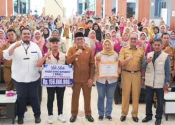Pemko Padang Serahkan Ratusan Juta Uang Tali Asih Untuk Pekerja Sosial Masyarakat