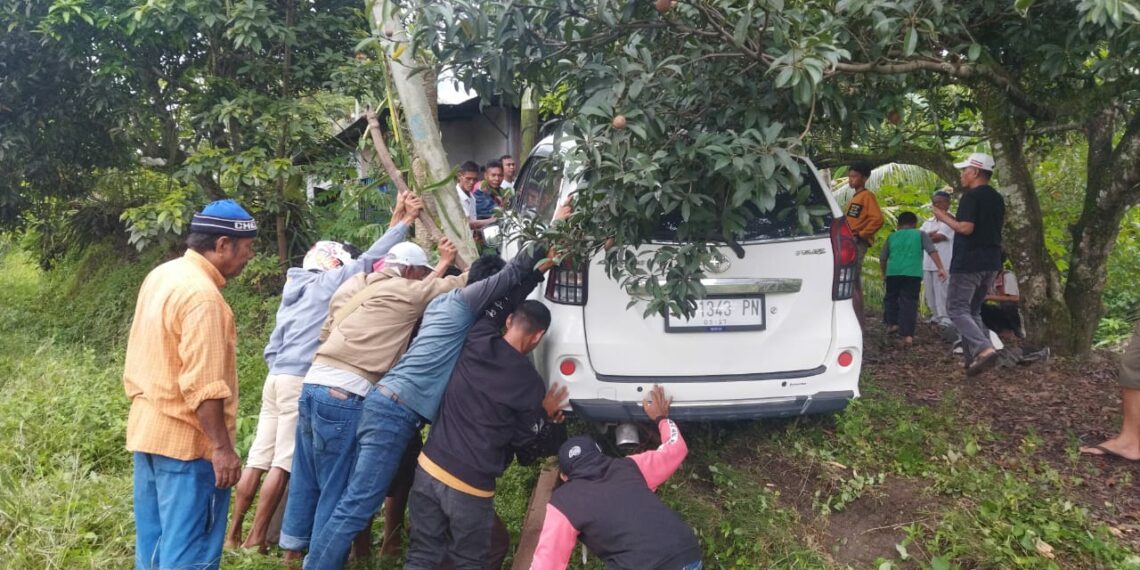 Diduga Sopir Mengantuk, Avanza Tabrak Tiang Listrik di Solok