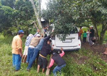 Diduga Sopir Mengantuk, Avanza Tabrak Tiang Listrik di Solok