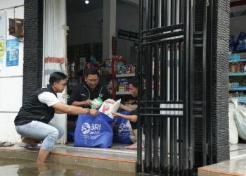 Tanggap Bencana Banjir, BRI Peduli Salurkan Bantuan Bagi Warga Terdampak di Demak