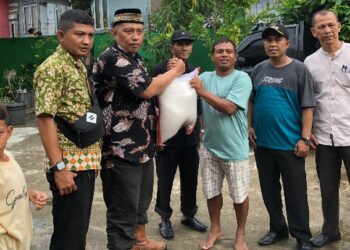Semen Padang Bantu Warga Terdampak Banjir di Banuaran dengan Sembako