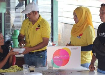 Indosat Salurkan Bantuan Bagi Masyarakat Terdampak Bencana Banjir di Padang