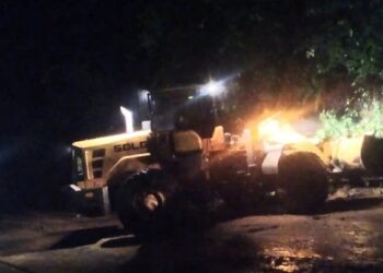 Semen Padang Kerahkan Alat Berat Bantu Evakuasi Material Longsor di Lubuk Paraku