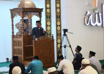 Hendri Septa Sampaikan Tausiah Ramadhan di Masjid Agung Nurul Iman