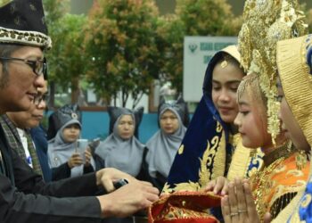 Unjuk Tradisi Makan Bajamba, Siswa SMPN 34 Padang Petatah Petitih Lestarikan Bahasa Ibu