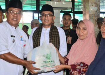 Harga Bahan Pokok Kini Melonjak, Ibu Nuraida Senang Dapat Paket Sembako Ramadhan Berbagi
