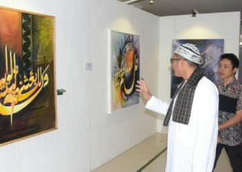 Sarat Nilai Religius, Hendri Septa Beli Karya Utama Pameran Kaligrafi di Masjid Mujahidin