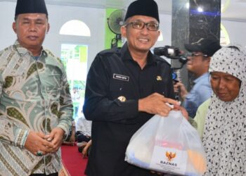 Terima Paket Sembako, Ibu Mutia Sampaikan Terima Kasih kepada Pemko dan Baznas Padang