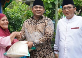 Beras Bantuan Penasehat Direksi PT. Semen Padang Disalurkan kepada Warga Terdampak Banjir di Indarung