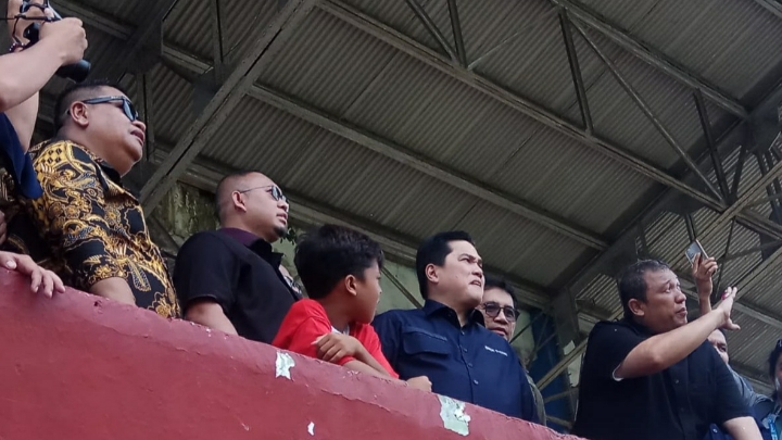 Tinjau Stadion Agus Salim, Erick Thohir Bilang Sulit Masuk Standar Liga 1 Indonesia