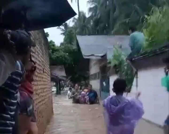 Akibat Hujan Deras, Sejumlah Daerah di Kota Padang di Kepung Banjir
