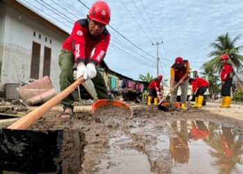 Warga Sering Terjatuh, TRC Semen Padang Bersihkan Lumpur di Jalan Kampung Baru Surantih