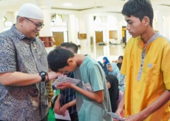 Santunan THR Bagi Anak Yatim Binaan Masjid Agung Nurul Iman Membantu Kebutuhan Lebaran