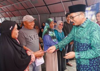 Serahkan Bansos, Hendri Septa: Koto Tangah Punya Banyak Potensi Untuk Dikembangkan