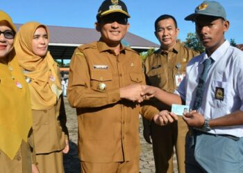 Siswa SMAN 15 Padang Terima e-KTP Gratis, Wali Kota Hendri Septa: Semoga Dipergunakan Sesuai Keperluan