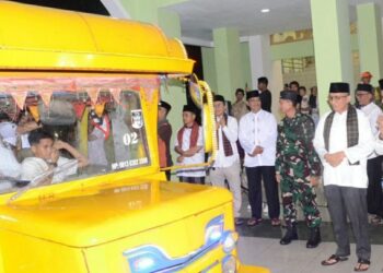 Diiiringi Siraman Hujan, Duet Hendri Septa dan Ekos Albar Lepas Pawai Takbiran Sambut Lebaran 1445 H