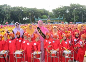 Ribuan Murid TK Se Kota Padang Unjuk Tari Piring Massal di lapangan Imam Bonjol