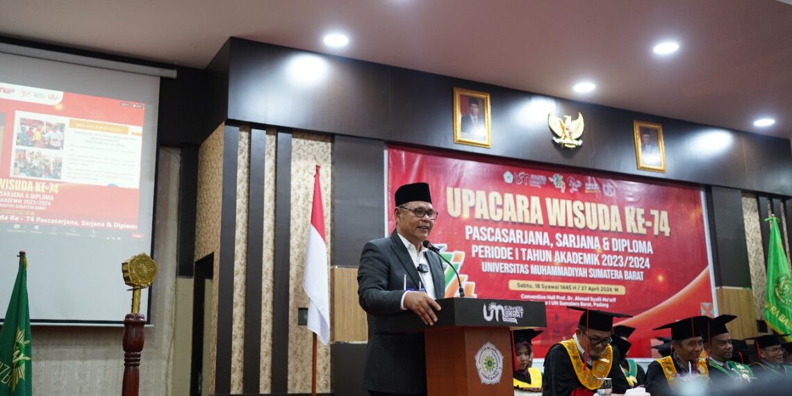 Bupati Solok Sampaikan Orasi Ilmiah pada Wisuda UMSB ke 74