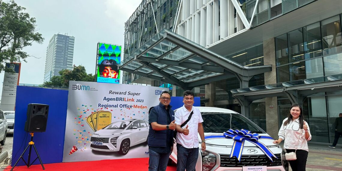 BRI Serahkan Mobil dan Logam Mulia kepada Pemenang Program Super Agen BRILink