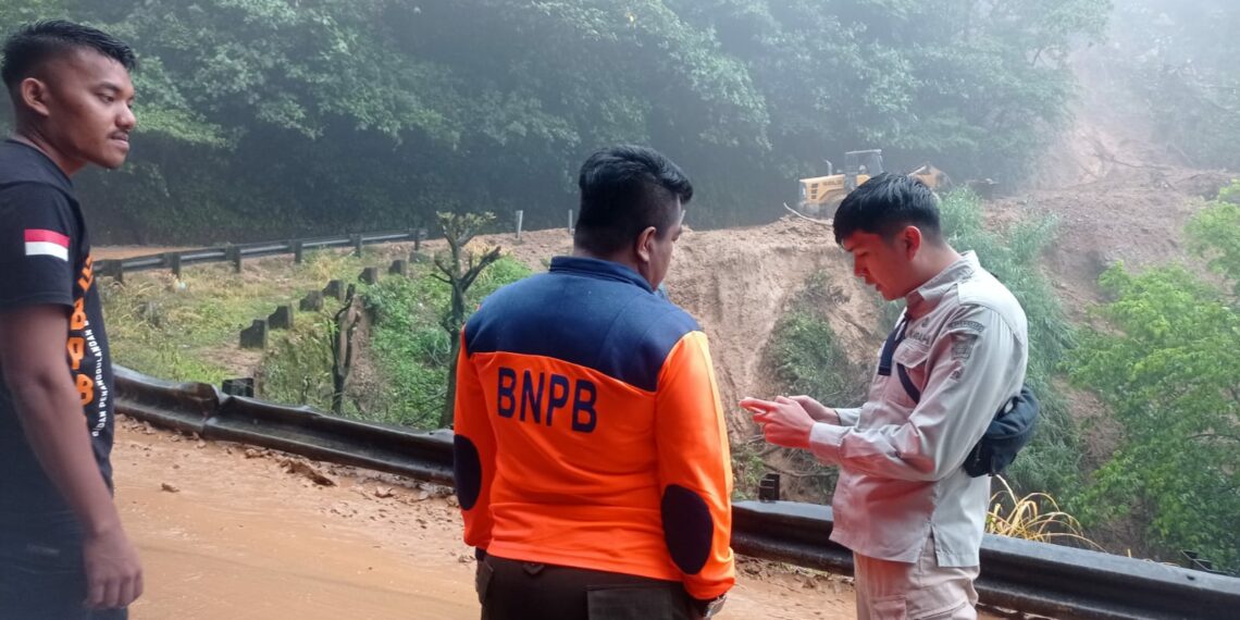 Pencarian 2 Pengendara Tertimbun Longsor di Sitinjau Lauik Berlanjut Hingga Malam, Akses Padang-Solok Masih Lumpuh Total