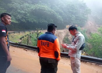 Pencarian 2 Pengendara Tertimbun Longsor di Sitinjau Lauik Berlanjut Hingga Malam, Akses Padang-Solok Masih Lumpuh Total