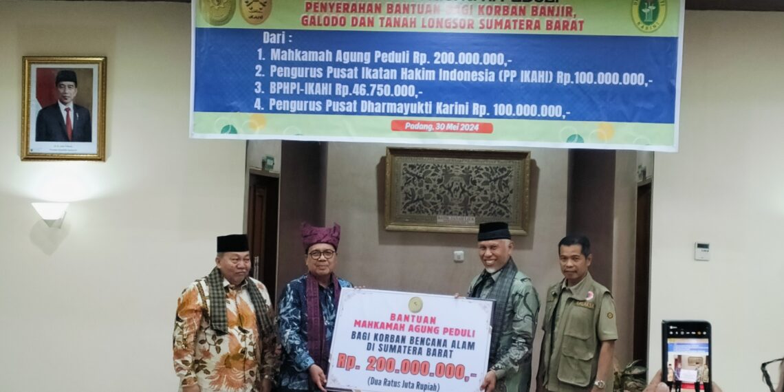 Ketua MA RI, Muhammad Syarifuddin serahkan bantuan korban bencana alam melalui Gubernur Sumbar, Mahyeldi. (Rahmat)