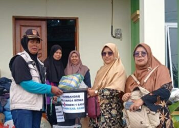 Peduli Bencana ‘Galodo’, SMKN 1 Baso Laksanakan Kerja Bakti dan Serahkan Bantuan Sembako