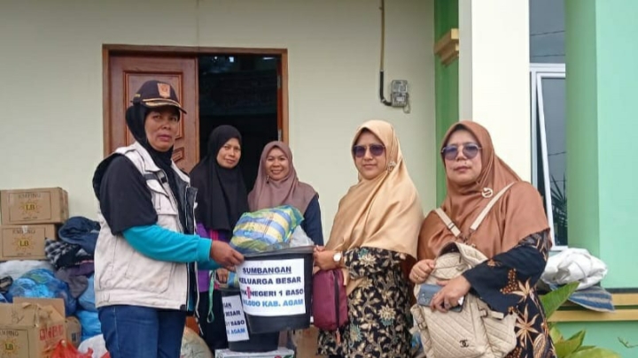 Peduli Bencana ‘Galodo’, SMKN 1 Baso Laksanakan Kerja Bakti dan Serahkan Bantuan Sembako