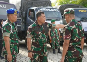 Danrem 032/Wirabraja Bantu Proses Penerimaan Bantuan Kebencanaan dari Menhan RI