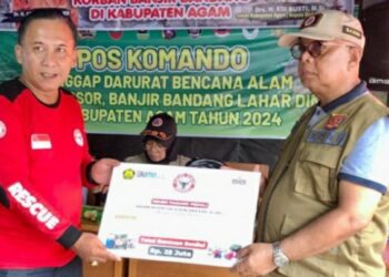 Semen Padang Serahkan Bantuan Logistik Untuk Korban Banjir Bandang di Agam