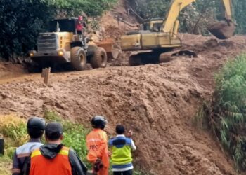 TRC Semen Padang Bebaskan Jalan Padang-Solok dari Longsoran di Sitinjau Lauik