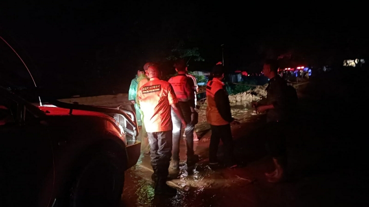 Turunkan Loader, TRC Semen Padang Bebaskan Sitinjau Lauik dari Material Longsoran