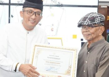 Banyak Hasilkan Karya Sastra, Hendri Septa Dt. Alam Batuah Beri Penghargaan Rusli Marzuki Saria
