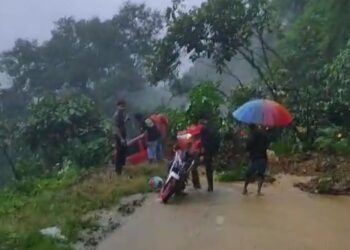 Dua Pengendara Motor Tertimbun Longsor di Tinjau Lauik Padang, Proses Evakuasi Masih Berlangsung