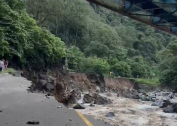 Polisi Tutup Total Akses Masyarakat Menuju Padang-Bukittinggi Pasca Banjir di Lembah Anai