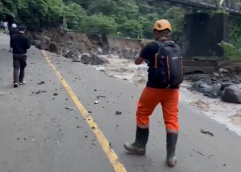 Dampak Banjir Lembah Anai, Cafe Xakapa Hanyut, Pemandian Luluh Lantah, Masjid Selamat dan Jalan Putus