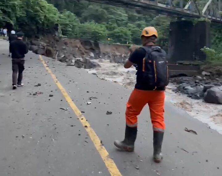 Dampak Banjir Lembah Anai, Cafe Xakapa Hanyut, Pemandian Luluh Lantah, Masjid Selamat dan Jalan Putus