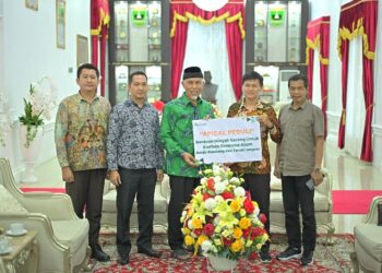 Apical Group Serahkan Bantuan 6 Ton Minyak Goreng Kepada Korban Banjir dan Longsor di Sumbar