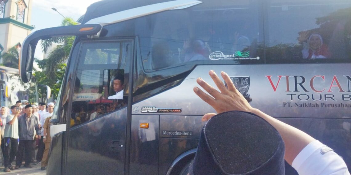 Penuh Haru, Calon Jemaah Haji Kota Solok Dilepas Menuju Tanah Suci