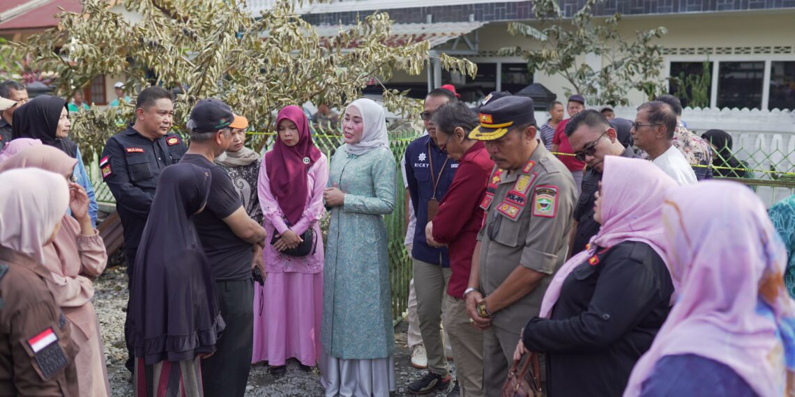 Pemkab Solok Serahkan Bantuan Terhadap Korban Kebakaran di Selayo