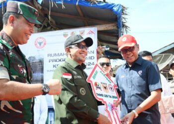 TMMD 2024 di Tanah Datar Ditutup, Dirut Semen Padang Serahkan Rumah Bantuan kepada Nelirismen