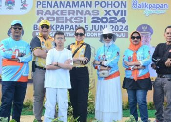 Pj Wako Andree Algamar Tanam Pohon Alpukat di Kebun APEKSI Balikpapan