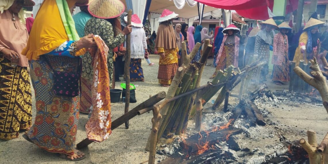Emak-emak di Saniangbaka Ikuti Lomba Malamang dalam Rangka Peringatan HUT RI ke 79