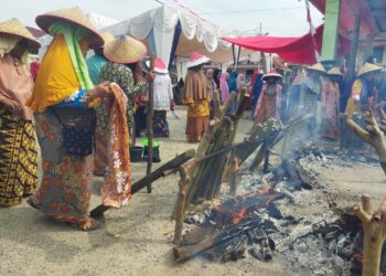 Emak-emak di Saniangbaka Ikuti Lomba Malamang dalam Rangka Peringatan HUT RI ke 79