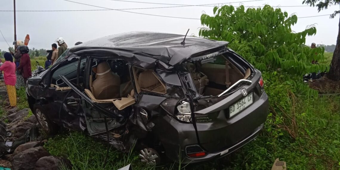 Kereta Api di Padang Pariaman Tabrak Minibus Mobilio, Seorang Meninggal dan 2 Luka Berat