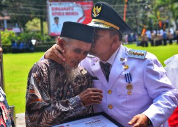 Patriotik, Kakek 76 Tahun Asal Agam Panjat Pohon 80 Meter Kibarkan Merah Putih